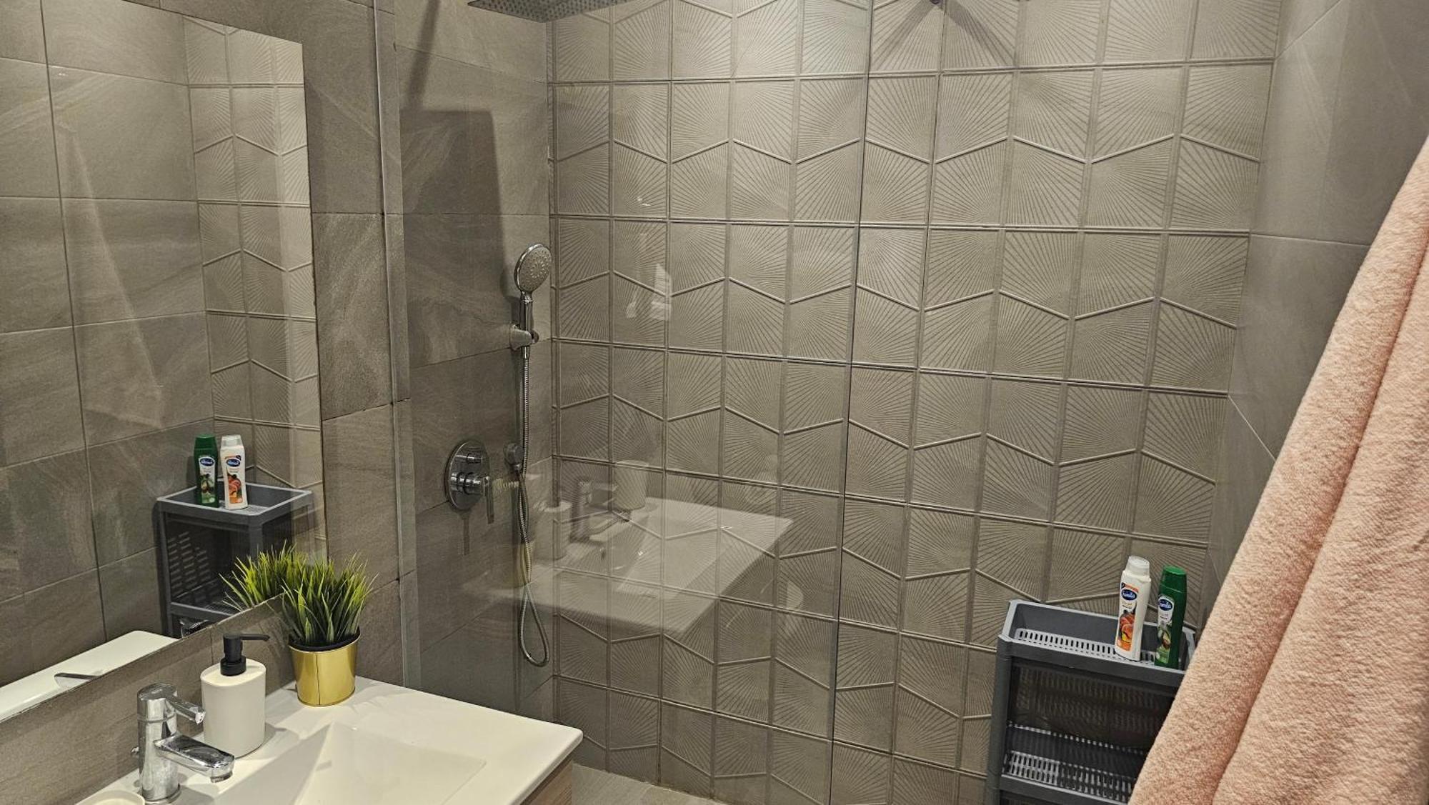 Sweet 2 Bedroom, 2 Bath With Dressing & Balcony, *