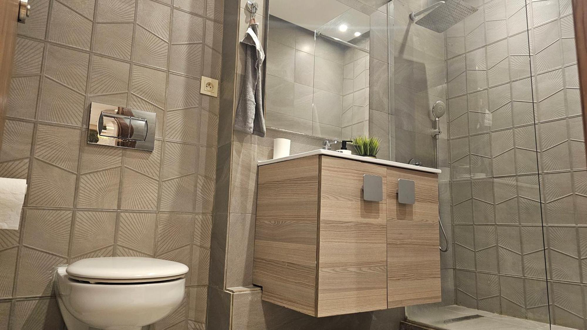 Sweet 2 Bedroom, 2 Bath With Dressing & Balcony, Casablanca