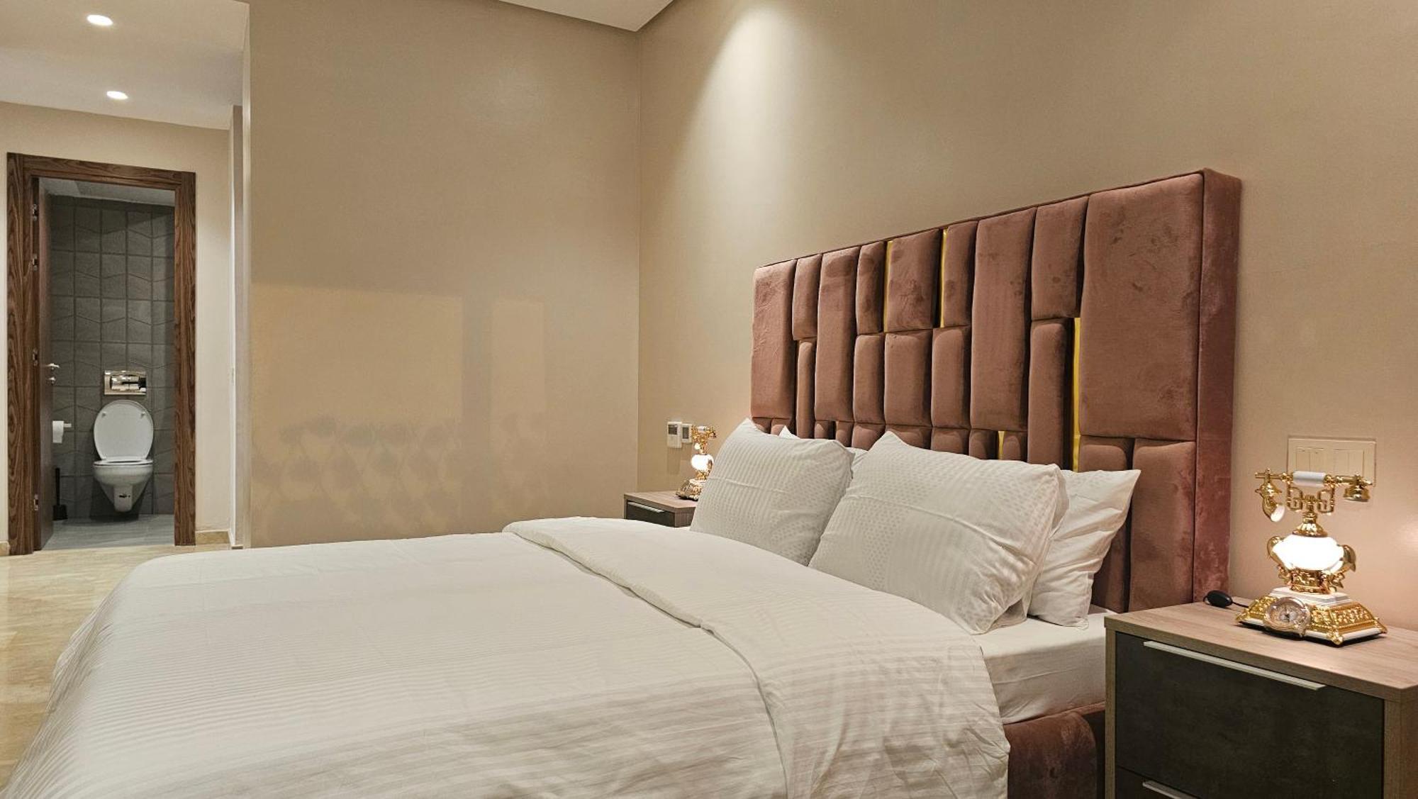 Sweet 2 Bedroom, 2 Bath With Dressing & Balcony, * Casablanca